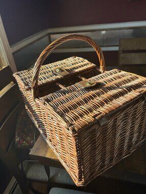 Picnic Time  Picnic basket  service for 4  this is the ultimate  picnic basket